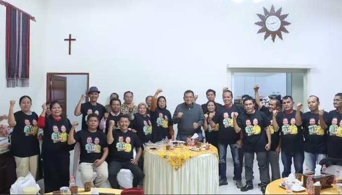 BERSAMA: Bupati Dairi Vickner Sinaga bersama perwakilan pedagang usai bahas kenaikan ILP Sidikalang di pendopo Bupati, Jumat (11/9). (RUDY SITANGGANG/SUMUT POS)