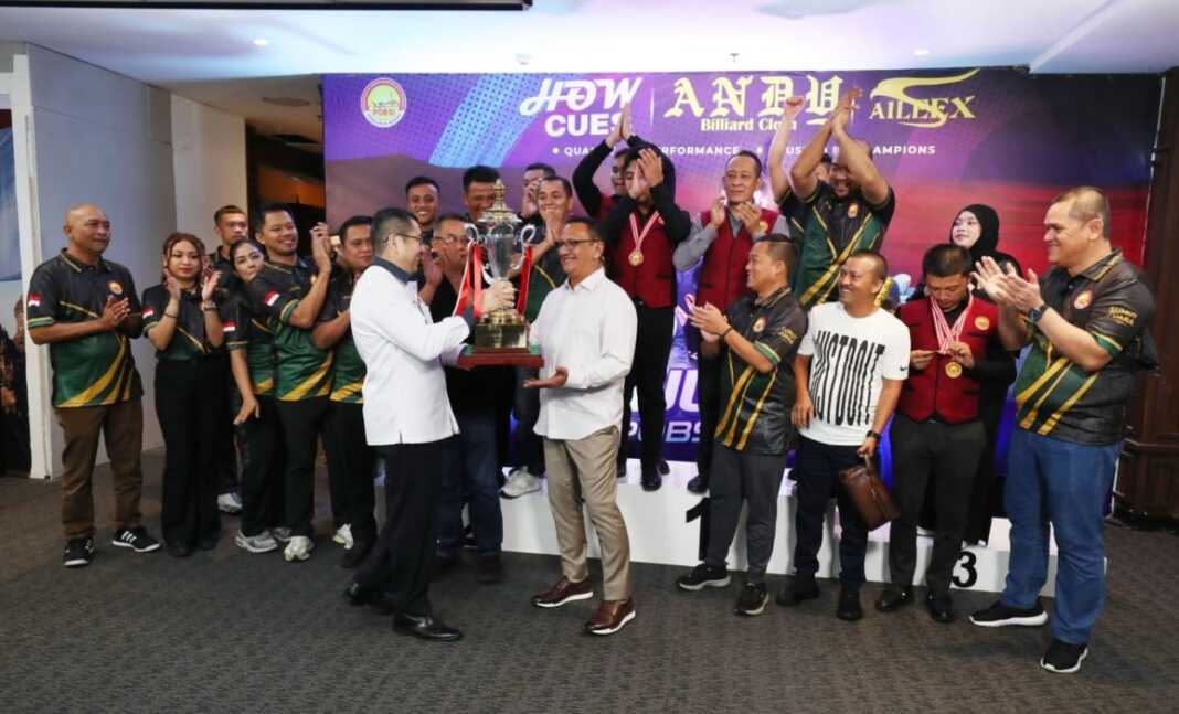 JUARA UMUM: Ketua Umum PB POBSI, Hary Tanoesoedibjo menyerahkan trofi Juara Umum kepada Ketua POBSI Sumatera Utara HM Hidayat Batubara. (ist).