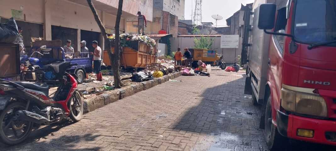 BONGKAR MUAT SAMPAH: Kegiatan bongkar muat sampah dari gerobak dimuat ke truk sampah di lokasi bekas Plaza Delimas Jalan Serdang, Kelurahan Lubukpakam 1-2, Kecamatan Lubukpakam, Kabupaten Deliserdang, Minggu (13/9).