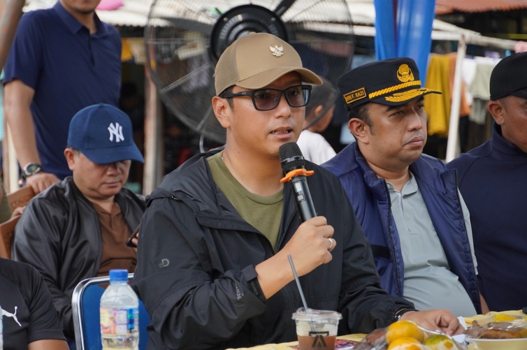 TURUN KE LOKASI BANJIR: Wali Kota Medan, Rico Tri Putra Bayu Waas kembali turun ke lapangan menyapa warga sekaligus memimpin kegiatan gotong royong di Kecamatan Medan Belawan, Sabtu (12/9).