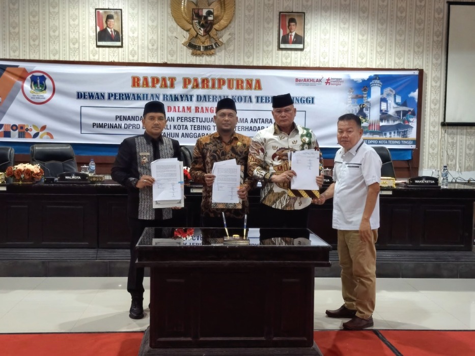 KESEPAKATAN: Wali Kota Tebingtinggi H Iman Irdian Saragih bersama ketua DPRD Kota Tebingtinggi TA 2027 usai Rapat Paripurna DPRD Kota Tebingtinggi, Jumat (11/9). (Azan Purba/sumutpos)
