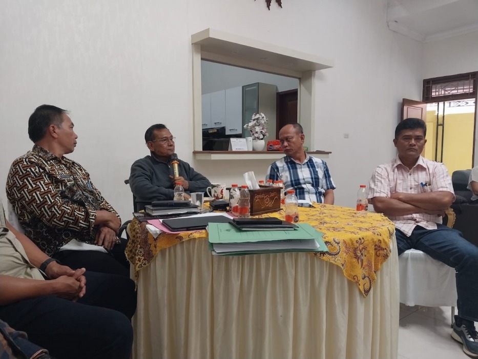 Bupati Dairi Vickner Sinaga saat bertemu pedagang di rumah dinas Bupati, Jumat (11/9). (RUDY SITANGGANG/SUMUT POS)