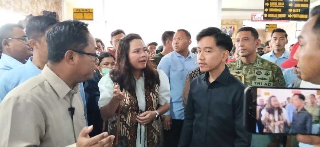 JENGUK: Gibran berbincangn dengan warga Karo usai menjenguk siswa korban keracunan MBG. (ist)