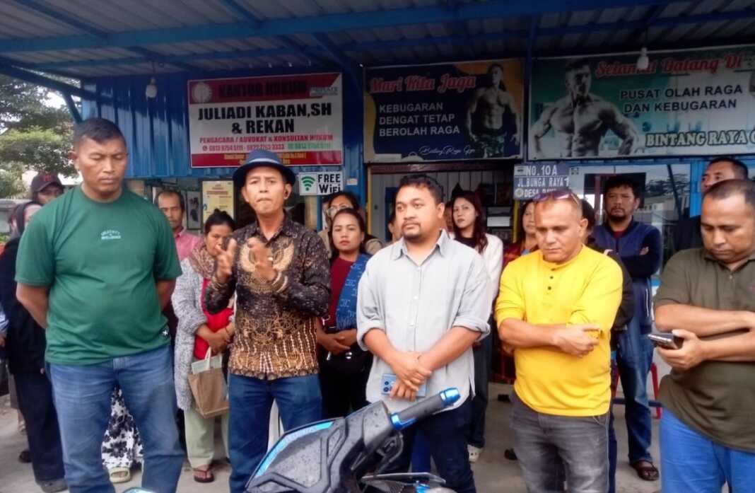 DESAK: Orangtua para siswa, kuasa hukum dan EMKAB mendesak penetapan tersangka dan penanganan medis yang tepat sasaran.(SALIDEO SEMBIRING/SUMUTPOS)