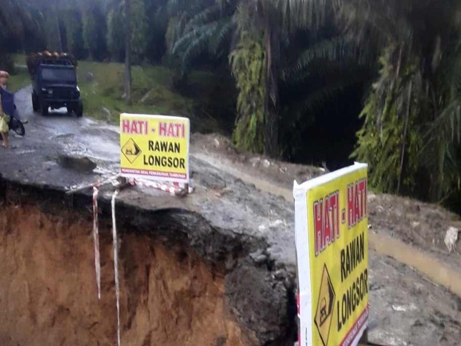 LONGSOR: Jalan penghubung tiga desa di Kecamatan Salapian terancam putus akibat longsor. (Foto dari masyarakat/Sumut Pos)