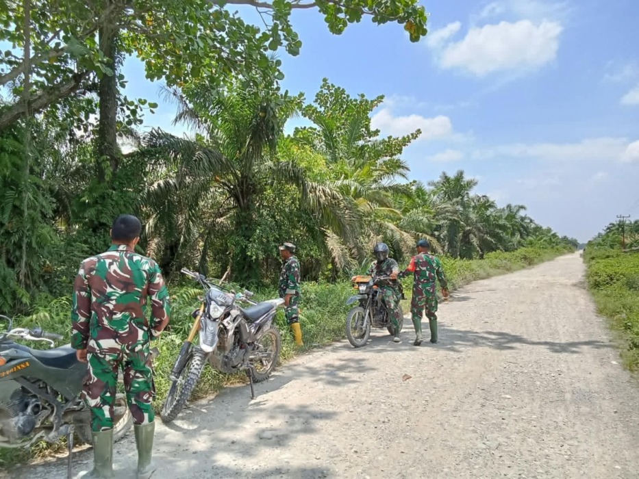 Prajurit TNI AD saat patroli karhutla di Labuhanbatu. (Istimewa/Sumut Pos).