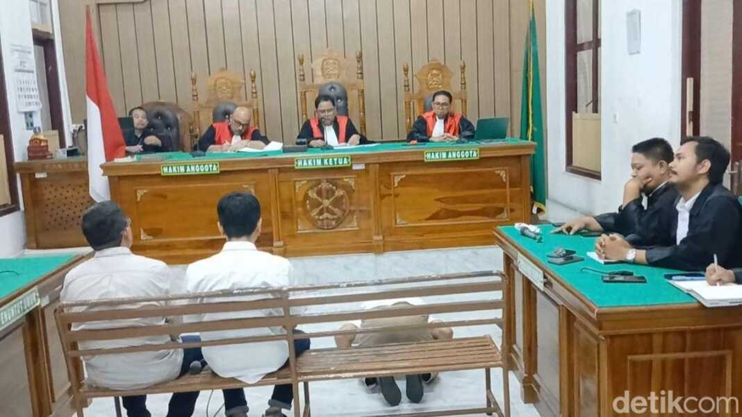 Mantan Kadishub Kota Medan, Erwin Saleh bersujud usai divonis bebas dalam kasus dugaan korupsi dalam persidangan di Ruang Cakra 9 Pengadilan Negeri Medan, beberapa waktu lalu.