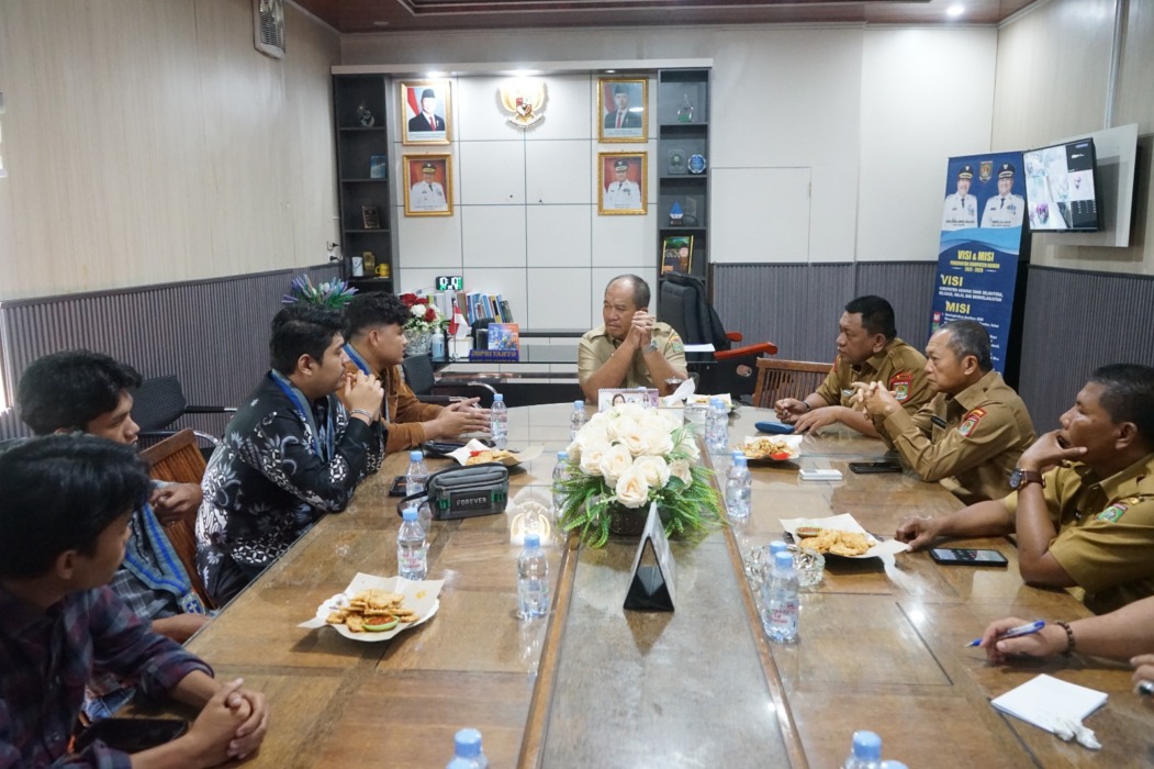 Bupati Asahan, Taufik Zainal Abidin SSos MSi menerima audiensi Gerakan Mahasiswa Kristen Indonesia (GMKI) Cabang Asahan di Aula Bapperida Kabupaten Asahan, Senin (14/9).