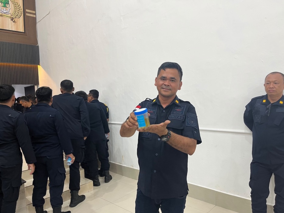 TES: Kepala Kesatuan Pengamanan Lapas Binjai, Rudi Sembiring saat mengikuti tes urin dadakan dan hasilnya semua negatif. (Humas Lapas Binjai/Sumut Pos).