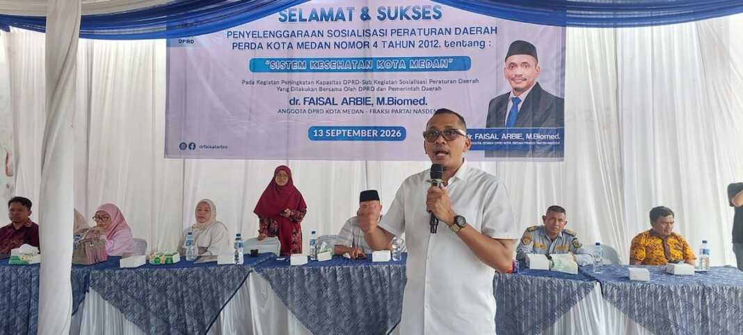 SOSIALISASI: Anggota DPRD Kota Medan Fraksi Partai NasDem, dr Faisal Arbie M Biomed, saat menggelar Sosialisasi Perda Kota Medan Nomor 4 Tahun 2012 tentang Sistem Kesehatan Kota Medan di Jalan Mangaan I, Kelurahan Mabar Hilir, Kecamatan Medan Deli, Minggu (13/9) siang.