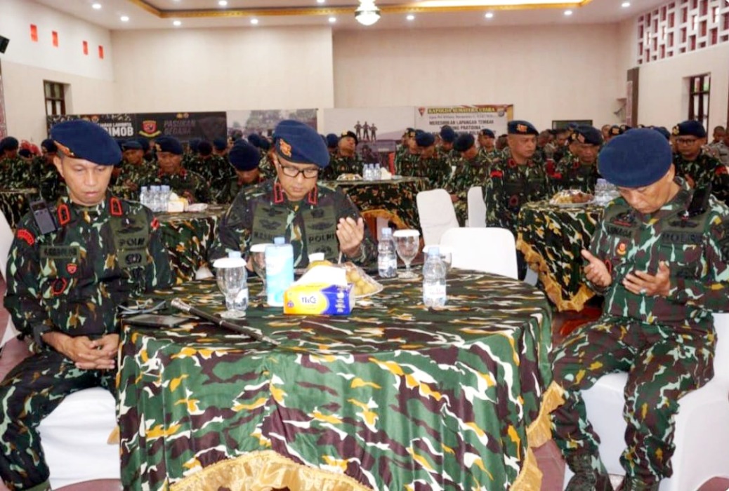SYUKURAN: Satbrimob Polda Sumut saat menggelar acara syukuran HUT Pelopor Ke-67, di Aula Dhira Brata Satbrimob Polda Sumut, Senin (14/9). //Istimewa/Sumut Pos.