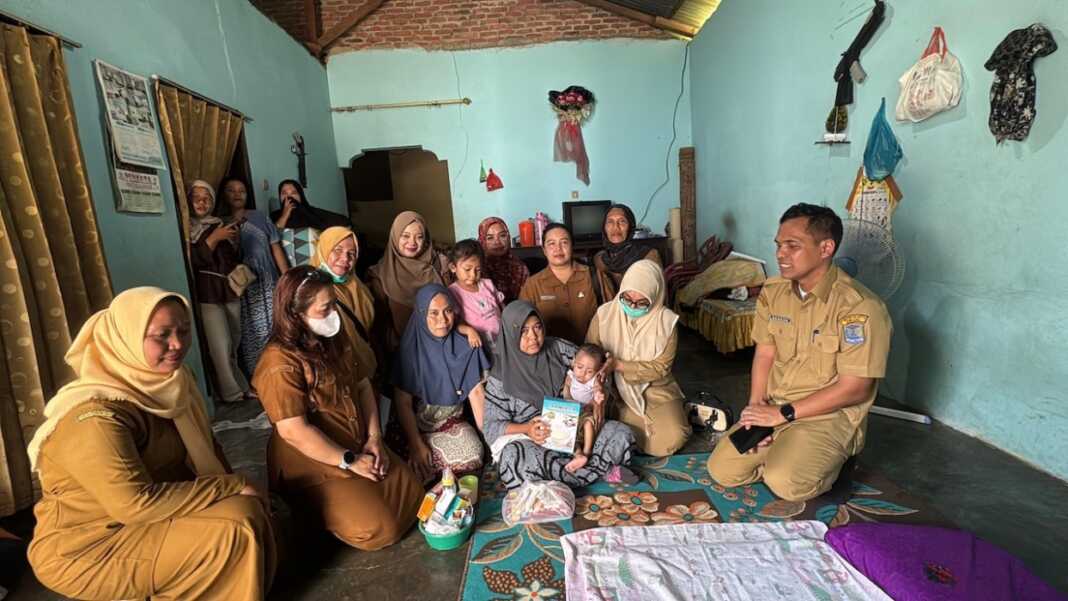 SAMBANGI: Plt Kadinkes Binjai, Desman (kanan) saat giat sambang ke rumah anak stunting sekaligus sosialisasikan Program SatSetSip. (Ist).