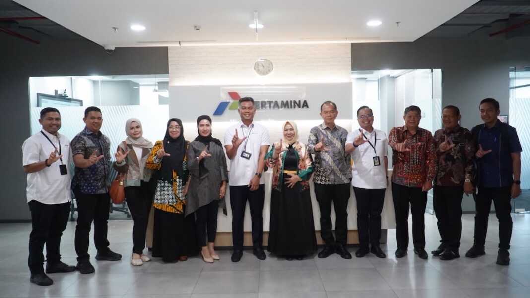 BERSAMA: Plt Bupati Langkat, Tiorita br Surbakti bersama jajaran usai mengungkapkan apresiasi langsung kepada PT Pertamina atas kepatuhan kewajiban pembayaran pajak tepat waktu. (Diskominfo Langkat/Sumut Pos).
