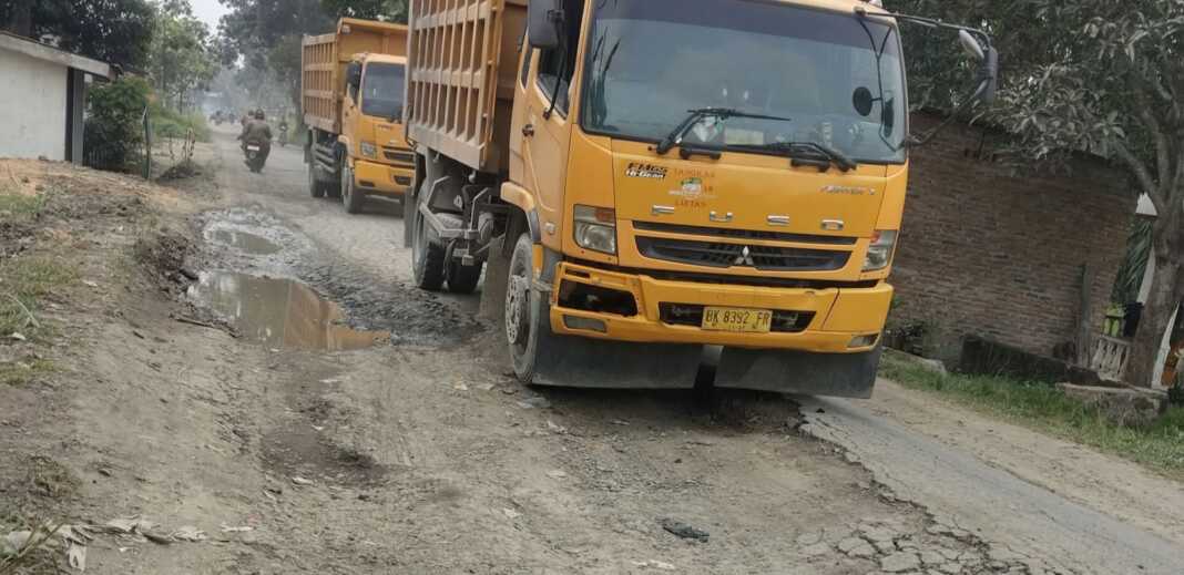 Truk diduga over kapasitas kembali melintasi jalan Provinsi Sergai yang baru diperbaiki dan mengalami kerusakan, Rabu (16/9 ). ( fad).
