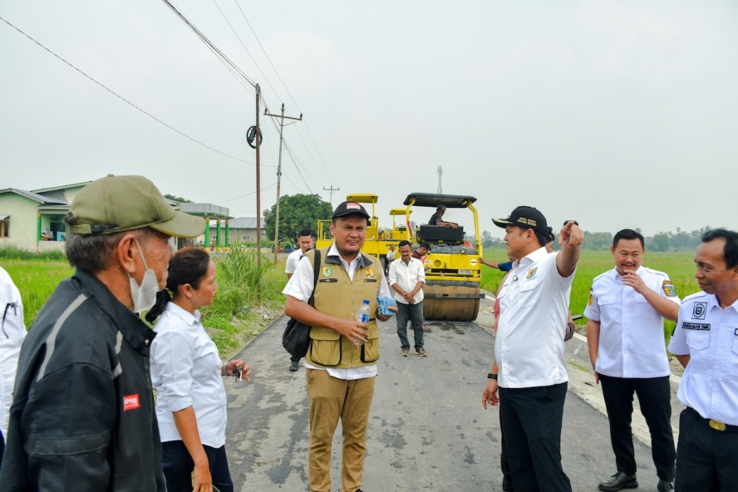 Adlin Pastikan Kualitas Aspal Jalan Sionggang–Martebing