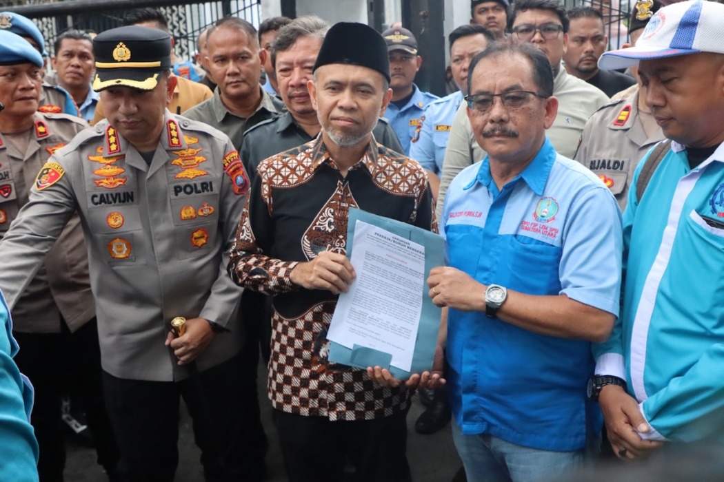 Massa Buruh Demo di DPRD Sumut, Tuntut Usia Pensiun hingga Cuti Melahirkan