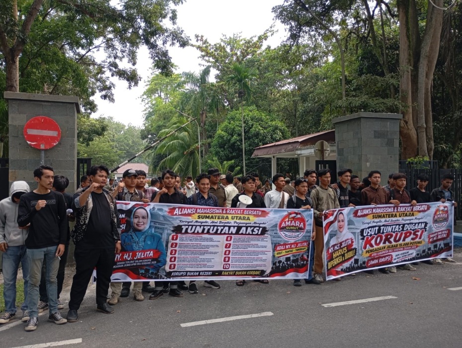 Massa Amara Minta Dugaan Korupsi Dana Jilbab Diusut