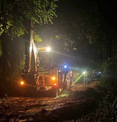 TERTUTUP LONGSOR: Badan jalan di Desa Sarintonu sempat tertutup longsor akibat hujan lebat berlepanjangan, Selasa (15/9). (RUDY SITANGGANG/SUMUT POS).