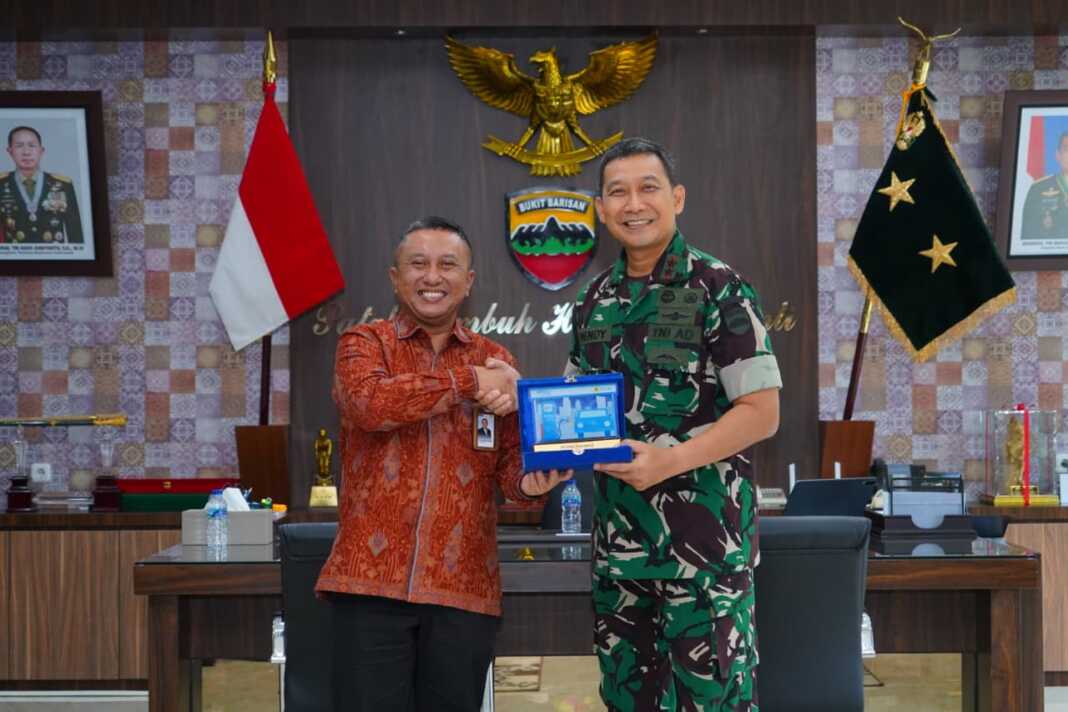 AUDIENSI: Pangdam I/BB, Mayjen TNI Hendy Antariksa saat menerima audiensi Jajaran PLN, di Ruang Kerja Pangdam I/BB Lantai II Makodam I/BB, Selasa (15/9). Istimewa/Sumut Pos