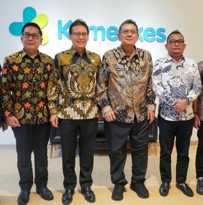 FOTO BERSAMA: Bupati Dairi Vickner Sinaga didampingi Kadis Kesehatan Dairi Henry Manik serta Direktur RSUD Sidikalang Benny Purba, foto bersama Menteri Kesehatan Budi Gunadi Sadikin, usai melakukan pertemuan, Rabu (16/9).RUDY SITANGGANG/SUMUT POS.