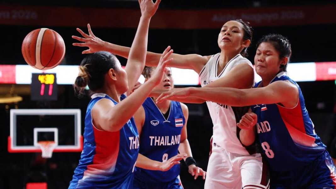 DIKAWAL: Pemain Indonesia dikawal ketat oleh Thailand pada pertandingan basket putri Asian Games 2026. (ist).