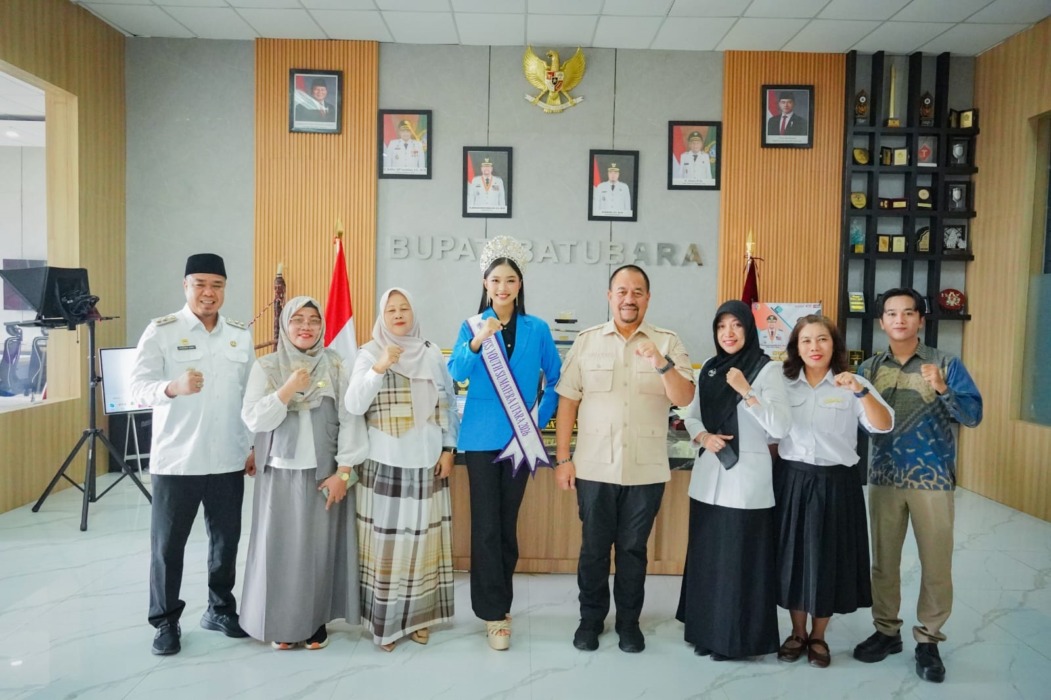 TERIMA AUDIENSI: Bupati Baharuddin Dr H Baharuddin Siagian saat menerima audiensi Keysa Dwi Tantri Putri, Hijabfluencer Indonesia serta perwakilan Kabupaten Batubara, Keysa Dwi Tantri untuk ajang Miss Youth Nasional Sumut Tahun 2026 , di Ruang Kerja Bupati Batubara, Rabu (16/9).Foto.Komimfo.Batubara.
