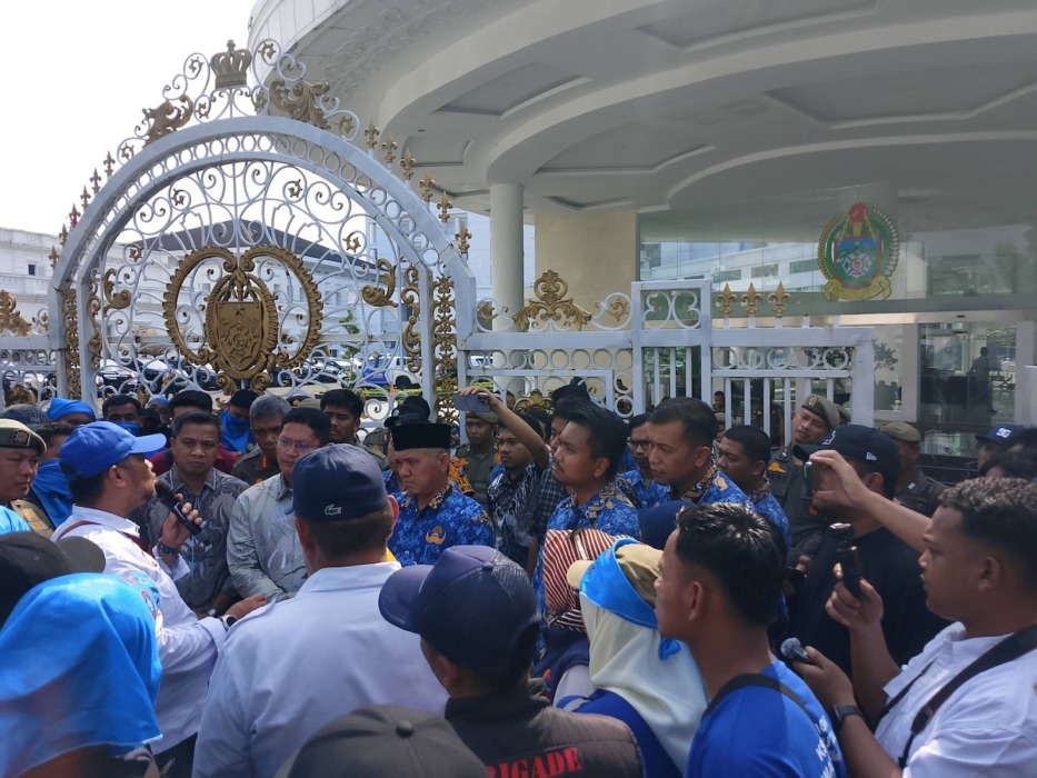 Puluhan massa yang tergabung dalam Dewan Penduduk Negeri, DPD SPSI Sumatera Utara, ORIBAK, Ojol Buruh Bersatu, dan Front Wanita menggelar aksi unjuk rasa di depan Kantor Gubernur Sumut, Kamis (17/9).(Dok : Ihsan Syahreza).