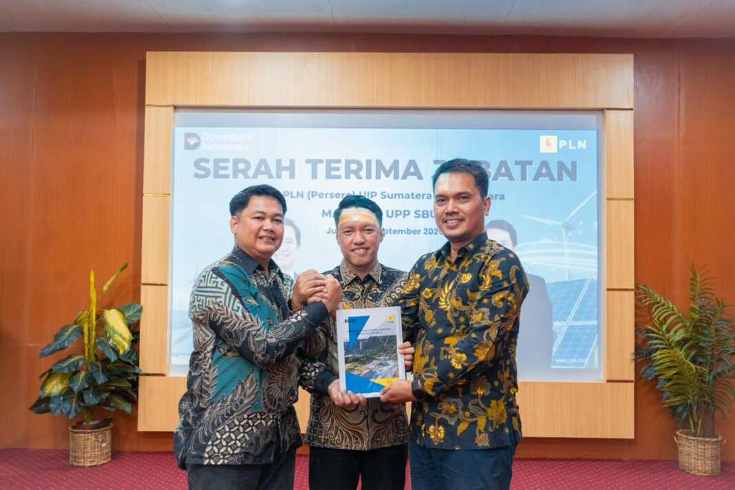 GM PLN UIP SBU Rizki Aftarianto (tengah) melakukan sertijab kepada Manager UPP JBT 4 Parlindungan dan Manager UPP SBU 4 Doni Emmeri.
