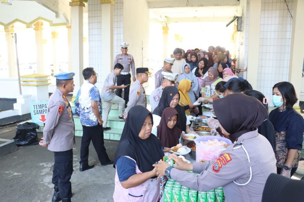 WARUNG POLRI: Kegiatan Warung Polri Presisi minggu ke-24 di Lapangan Ika Bina Rantauprapat, Jumat (18/9) (fajar)