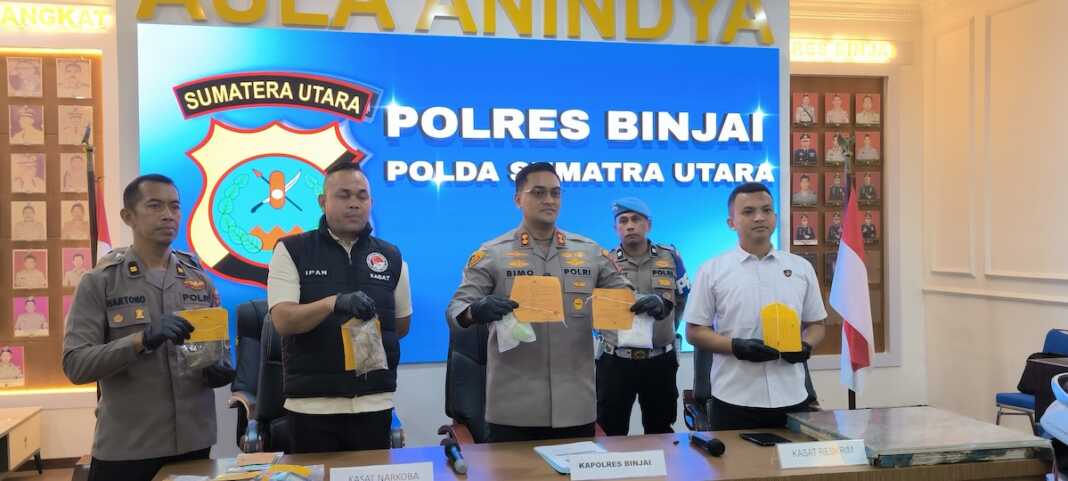 PAPARKAN: Kapolres Binjai AKBP Raden Bimo Moernanda (dua dari kanan) saat memaparkan pengungkapan kasus curat. (Teddy Akbari/Sumut Pos)