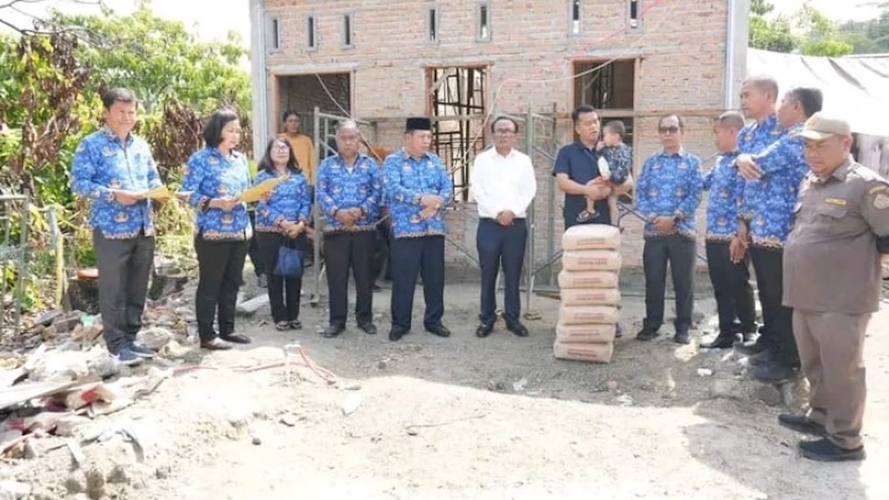 BERSAMA: Wakil Bupati Samosir Ariston Tua Sidauruk bersama penerima bantuan material untuk korban bencana.