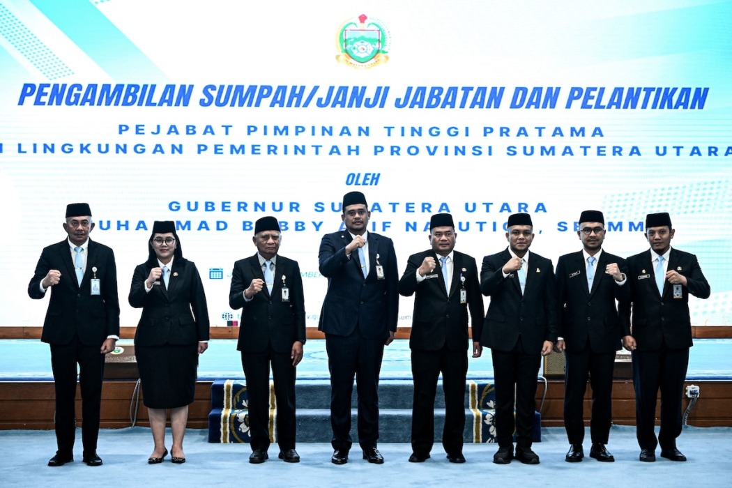 LANTIK: Gubsu Muhammad Bobby Afif Nasution didampingi Wagubsu, Surya, Pj Sekdaprovsu Timur Tumanggor dan sejumladh OPD melantik dan pengambilan sumpah janji jabatan Pejabat Pimpinan Tinggi Pratama di Lingkungan Pemerintah Provinsi Sumut, di Aula Tengku Rizal Nurdin Rumah Dinas Gubernur, Jalan Sudirman No 41 Medan, Jumat (18/9). (Foto : Diskominfo Sumut)