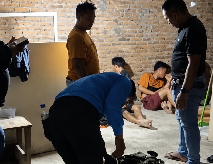 TERSANGKA: Lima tersangka curas dibekuk Polsek Medan Labuhan, Jumat (18/9). (Dok : Humas Polres Pelabuhan Belawan)