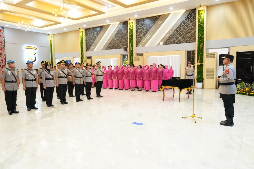 LANTIK: Kapolda Sumut, Irjen Pol Whisnu Hermawan Februanto saat melantik sejumlah pejabat baru, di Aula Tribrata Polda Sumut. (Istimewa/Sumut Pos)