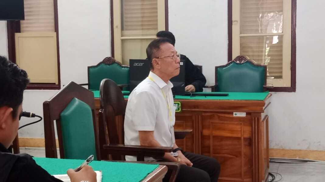 SIDANG: Akuang saat menjalani sidang di PN Tipikor Medan. (Dokumen Sumut Pos)