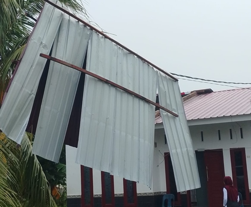 RUMAH RUSAK: Sejumlah rumah warga rusak diterjang angin puting beliung di Kecamatan Beringin, Kabupaten Deliserdang.