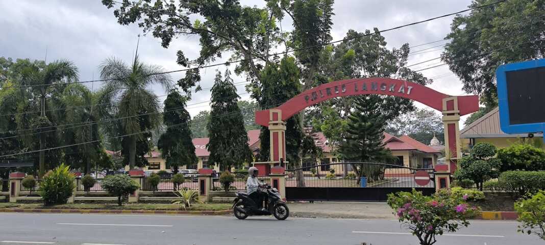 POLRES LANGKAT: Seorang pengendara saat melintas di depan Markas Polres Langkat, Jalan Proklamasi, Stabat. (Teddy Akbari/Sumut Pos)