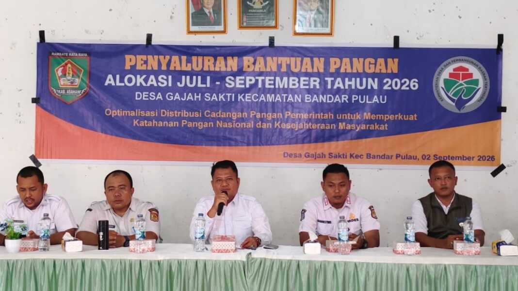 SAMBUTAN: Wakil Bupati Asahan Rianto SH MAP menyampaikan kata sambutan saat penyaluran bantuan beras kepada 262 PBP di Desa Gajahsakti, Kecamatan Bandarpulau, Rabu (2/9).