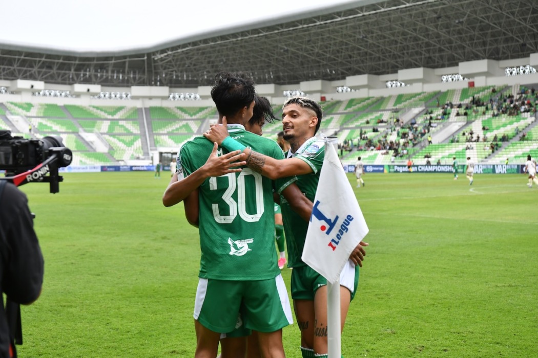 RAYAKAN: Pemain PSMS Medan merayakan gol ke gawang Persiku Kudus di Stadion Utama Sumatera Utara, Minggu (20/9).