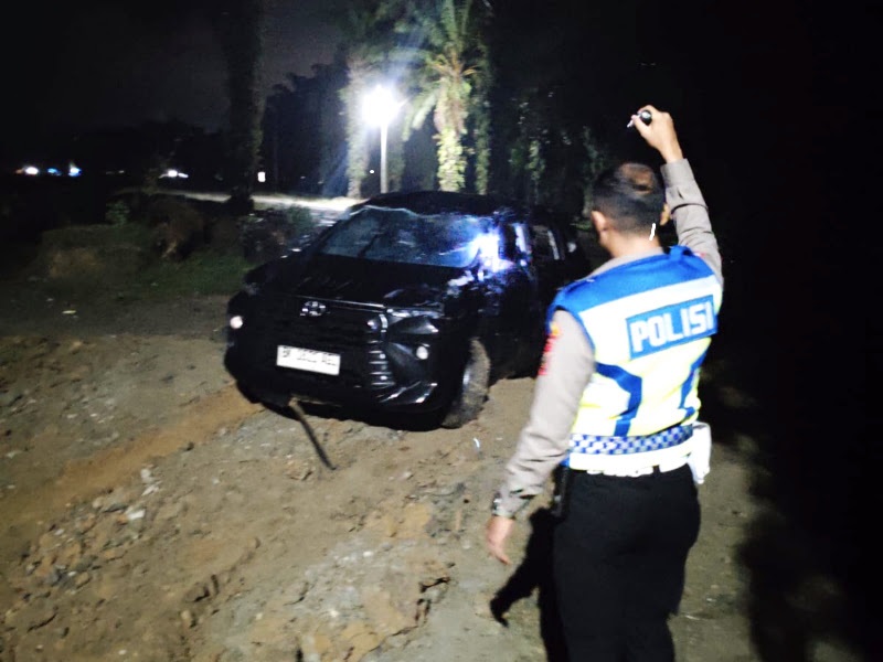 EVAKUASi: Mobil yang terjun bebas ke aliran Sungai Batangserangan dievakuasi.(Satlantas Polres Langkat/Sumut Pos)