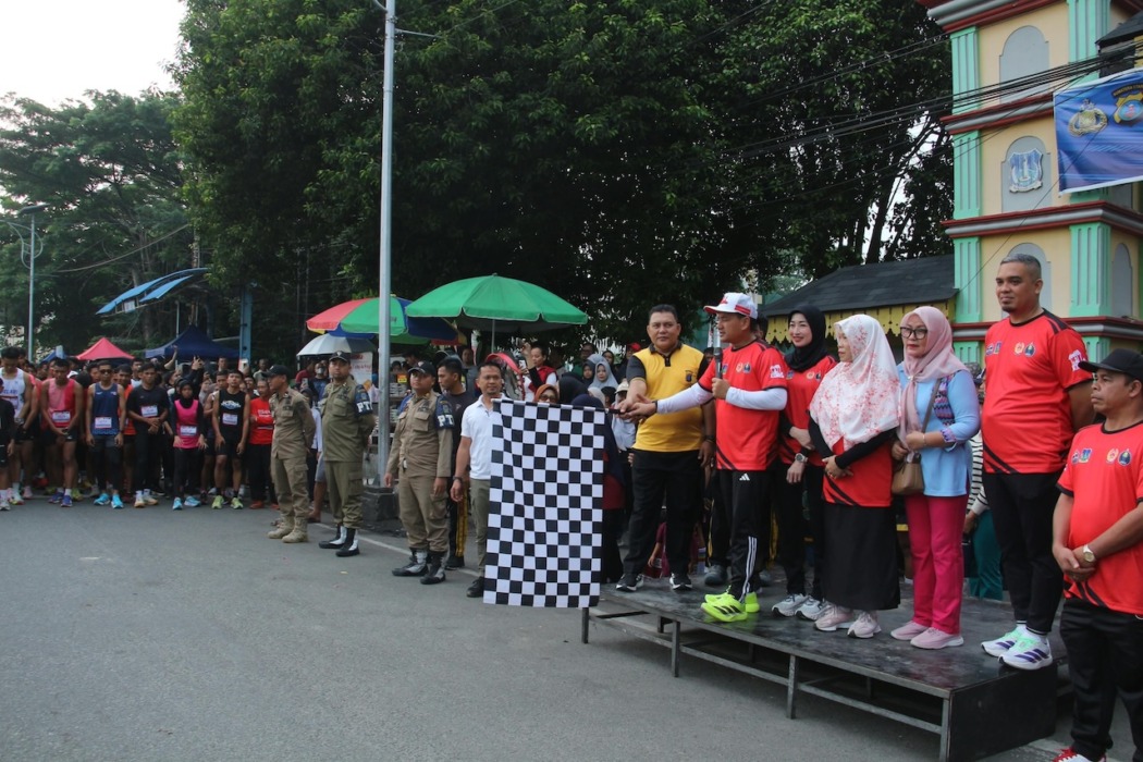 BERSAMA: Wali Kota Tebingtinggi H Iman Irdian Saragih bersama Wakapolres Tebingtinggi Kompol M Haris Ketua KONI Tebingtinggi Aulia Fitra, serta sejumlah peserta mengikuti rangkaian melepas para peserta lomba lari dengan mengibarkan bendera star dalam kegiatan Tebingtinggi Sport Fest dan Expo dalam rangka memperingati Haornas 2026 di Lapangan Merdeka, Minggu (20/9).(Azan purba/sumutpos).