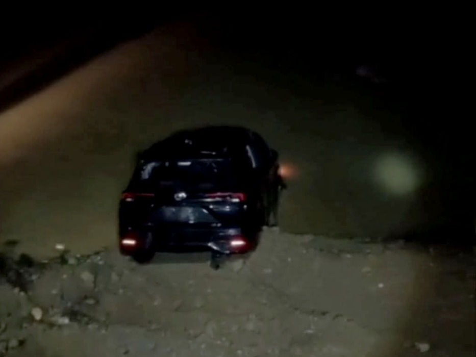 Kondisi mobil ringsek usai terjun bebas ke aliran Sungai Batangserangan dan mengakibatkan tiga nyawa melayang.(Istimewa/Sumut Pos).