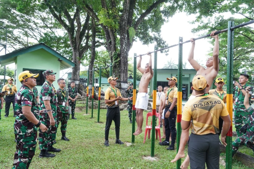 SIDANG PANTUKHIR: Pangdam I/BB, Mayjen TNI Hendy Antariksa saat memimpin Sidang Pantukhir Penerimaan Cata PK TNI-AD Gelombang III TA 2026, tingkat Subpanpus Kodam I/BB, di Lapangan Jenderal Soedirman Rindam I/BB, Kota Pematangsiantar, Senin (21/9). (Istimewa/Sumut Pos)