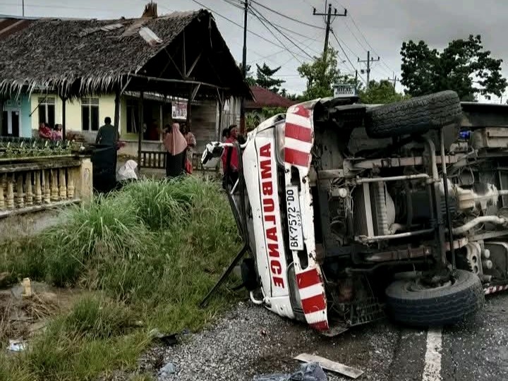 Ambulans diduga bawa jenazah mengalami laka tunggal dan terbalik di Gebang, Langkat. (Istimewa/Sumut Pos).