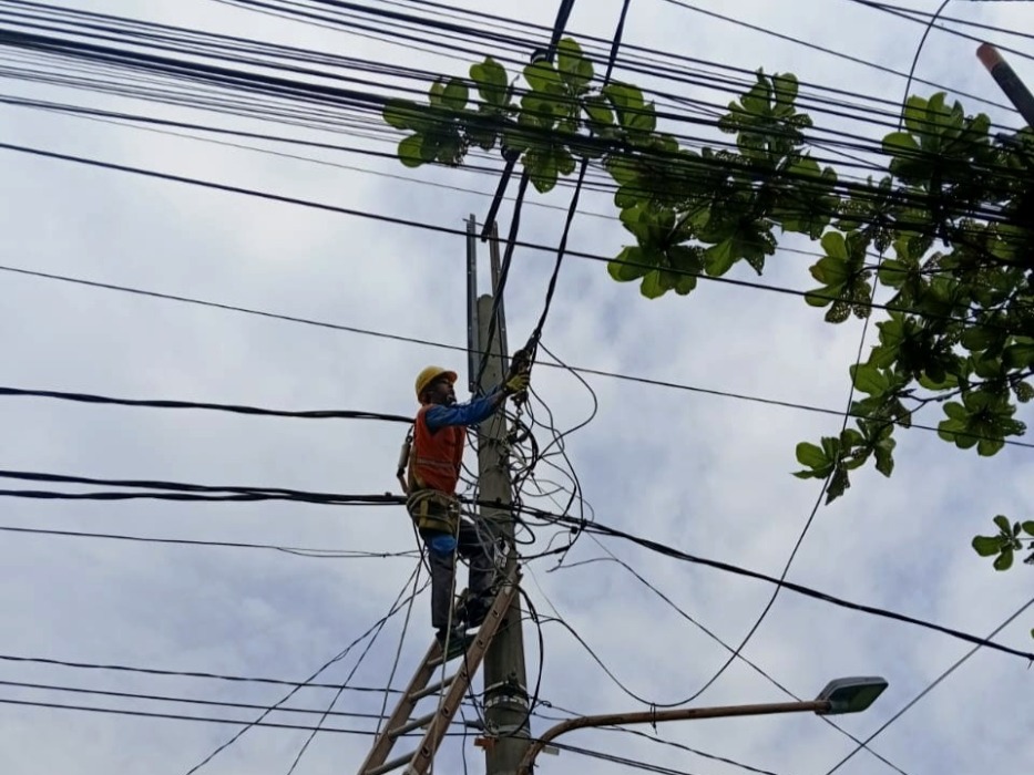 Petugas PLN UP3 Binjai saat melakukan pengetatan dan sekaligus cek kondisi kabel di Jalan Jamin Ginting, Binjai Selatan. (Istimewa/Sumut Pos).