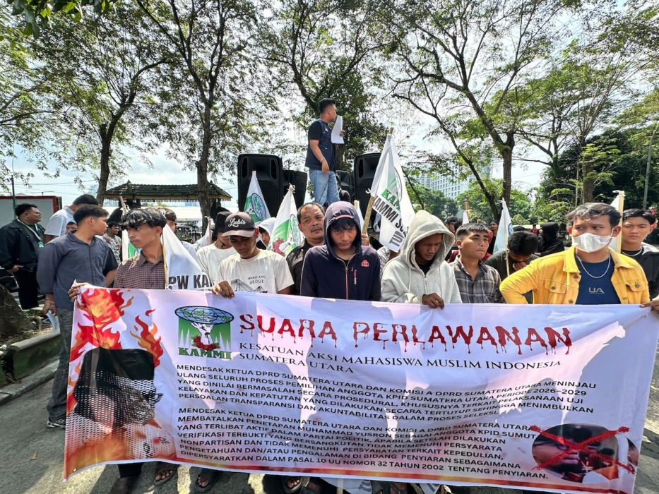 UNJUK RASA: KAMMI menggelar aksi unjuk rasa penolakan hasil calon KPID yang sebelumnya telah dipilih dan ditetapkan oleh Komisi A DPRD Sumut di Jalan Imam Bonjol, depan Gedung DPRD Sumut, Senin (21/9).