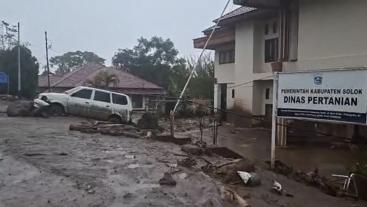 Campuran Air, Kayu Batu, dan Lumpur Rusak 11 Kantor di Solok, 1 Meninggal dan 8 KK Mengungsi ke Rumah Wakil Bupati