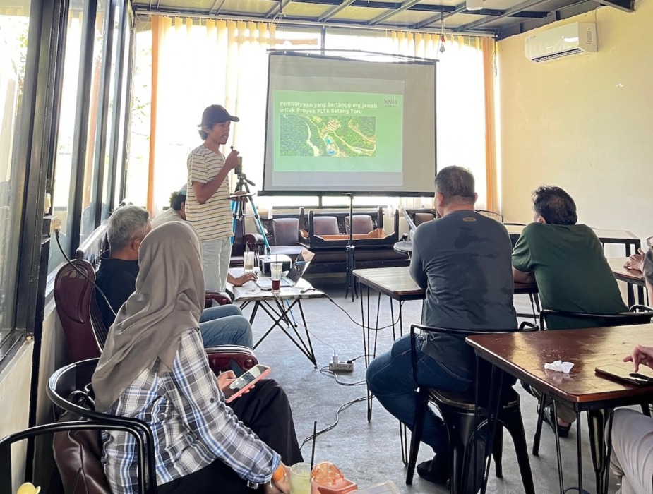 MEDIA BRIEFING: WALHI saat menggelar media briefing bertajuk 'Investasi Asing di Balik Proyek PLTA Batang Toru' di Medan, Selasa (22/9) sore. Istimewa/Sumut Pos