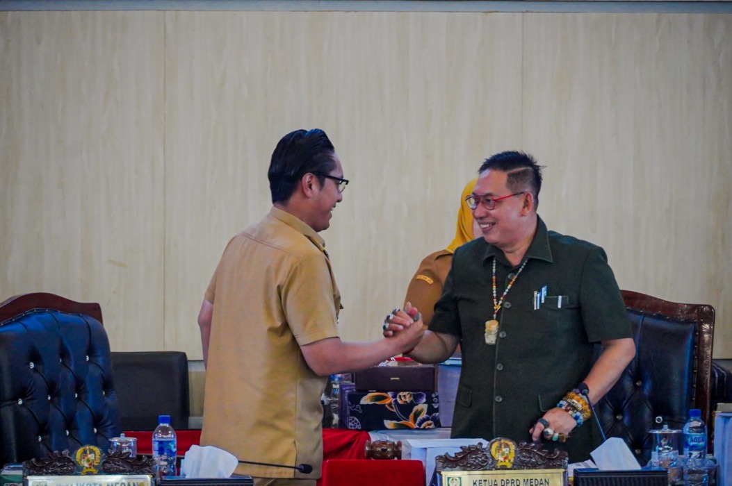 Wali Kota Medan Rico Tri Putra Bayu Waas (kiri) usai memberikan Tanggapan Kepala Daerah terhadap Pemandangan Umum Fraksi-fraksi DPRD Kota Medan atas Ranperda tentang Perubahan APBD (P-APBD) Tahun Anggaran 2026 dalam Sidang Paripurna DPRD Kota Medan, Senin (21/9).