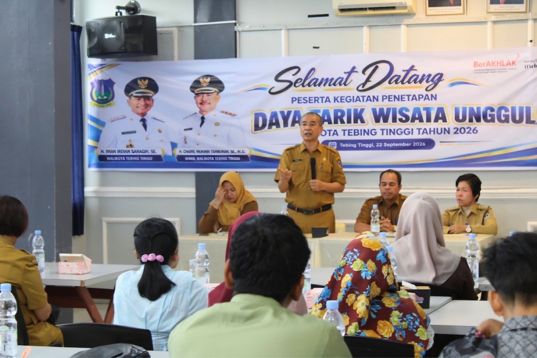 Sekdako Tebingtinggi Erwin Suheri Damanik tengah menyampaikan arahan dan bimbingan sejumlah pelaku usaha di sektor jasa pariwisata Kota Tebingtinggi, Selasa (22/9). (Azan Purba/sumutpos).